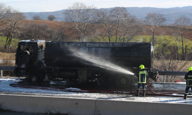 Υπό έλεγχο η φωτιά σε βυτιοφόρο καυσίμων στην ΕΟ Θεσσαλονίκης - Σερρών