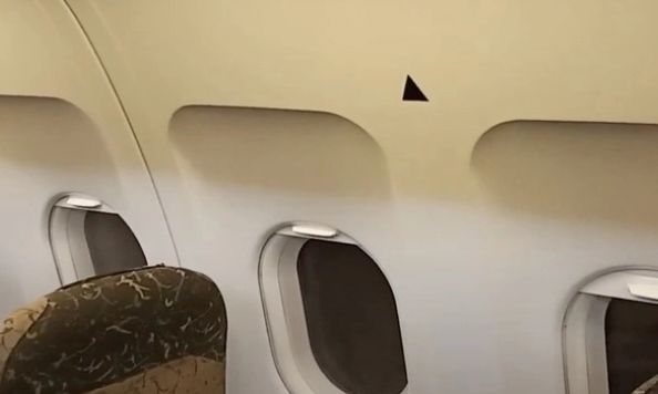 Πού χρησιμεύουν τα μικρά τρίγωνα πάνω από τα παράθυρα στα αεροπλάνα