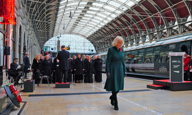 Αποκαλύψεις της βασίλισσας Καμίλα - «Έβγαλα το παπούτσι και τον χτύπησα στα γεννητικά όργανα»