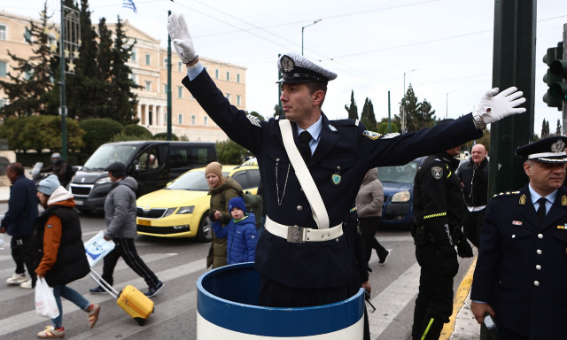 Αναβίωσε το ιστορικό έθιμο του τροχονόμου με το «βαρέλι» στο Σύνταγμα - Πώς καθιερώθηκε