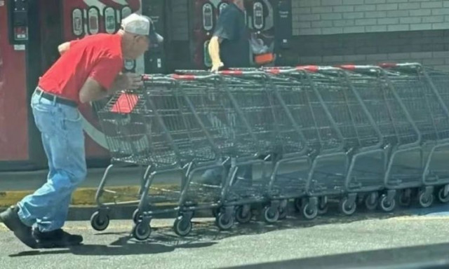 86χρονος έσπρωχνε καρότσια σε σούπερ μάρκετ: Η εγγονή του πήρε την κατάσταση στα χέρια της
