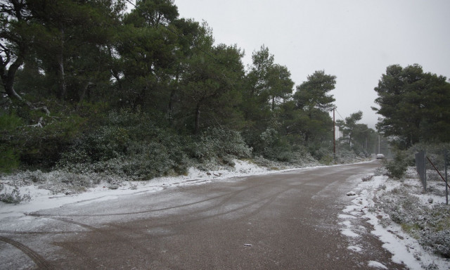 Διακοπή κυκλοφορίας στην Πάρνηθα, στα λευκά η Ιπποκράτειος Πολιτεία - Χιόνι και στην Πεντέλη