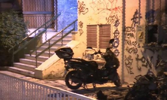 Θεσσαλονίκη: Φωτιά σε είσοδο πολυκατοικίας τα ξημερώματα - Ζημιές σε τρεις μηχανές