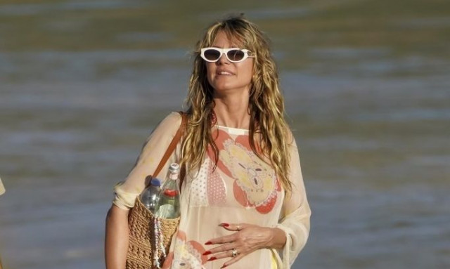 Χάιντι Κλουμ: Απολαμβάνει τις διακοπές της και βουτάει topless στο St. Barths