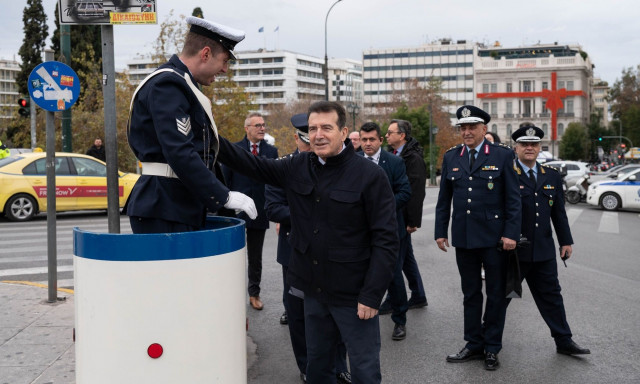 Χρυσοχοΐδης: Αντάλλαξε ευχές και έδωσε δώρα στον τροχονόμο στο βαρέλι στη πλατεία Συντάγματος