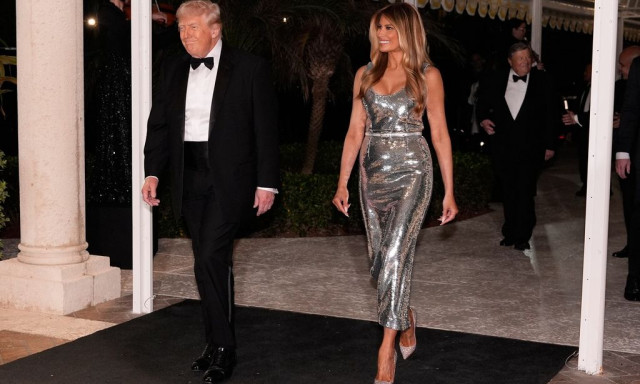 Στο λαμπερό πάρτι στο Mar-a-Lago: Η απαστράπτουσα Μελάνια και η πρωτοχρονιάτικη απόφαση Τραμπ