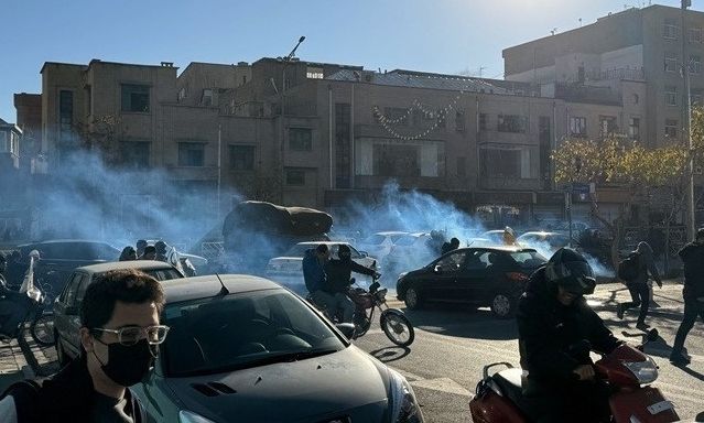 Ιράν: Αδιάκοπες συγκρούσεις μεταξύ διαδηλωτών και δυνάμεων ασφαλείας στο Ιράν- Ένας νεκρός - Βίντεο