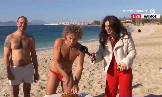 Άλιμος: Οι χειμερινοί κολυμβητές έκοψαν βασιλόπιτα στην αμμουδιά με τα μαγιό τους – Βίντεο