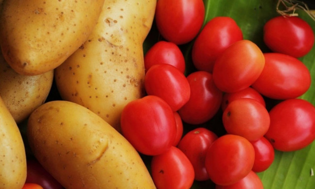 Ο περίεργος λόγος για τον οποίο δεν πρέπει να αποθηκεύετε ντομάτες και πατάτες μαζί