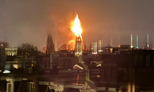 Πρωτοχρονιά 2026: Κάηκε εκκλησία στο Άμστερνταμ, δύο νεκροί έφηβοι από πυροτεχνήματα στη Γερμανία