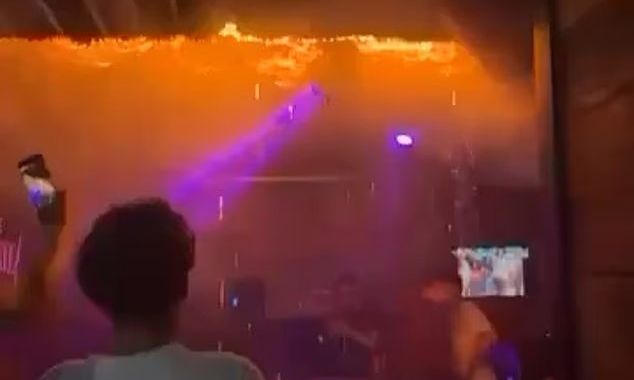 Explainer: Τι είναι τα ηχοαπορροφητικά πάνελ σαν και αυτό που «άρπαξε» στο μοιραίο μπαρ