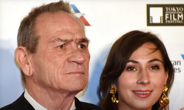 Τόμι Λι Τζόουνς: Νεκρή σε δωμάτιο ξενοδοχείου βρέθηκε η 34χρονη κόρη του Βικτόρια