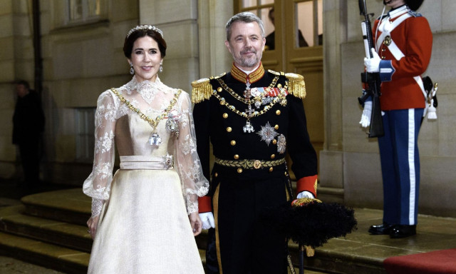 Δανία: Η βασίλισσα Μαίρη «μαγνήτισε» τα βλέμματα με τη χρυσή τιάρα της σε πρωτοχρονιάτικη δεξίωση