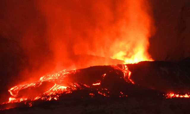 «Ξύπνησε» ξανά η Αίτνα: Νέα έκρηξη του ηφαιστείου ανήμερα της Πρωτοχρονιάς - Εντυπωσιακές εικόνες