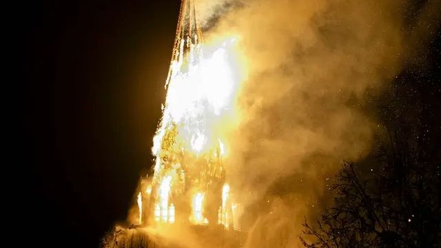 Δύο νεκροί από πυροτεχνήματα στην Ολλανδία - Ιστορική εκκλησία στο Άμστερνταμ καταστράφηκε