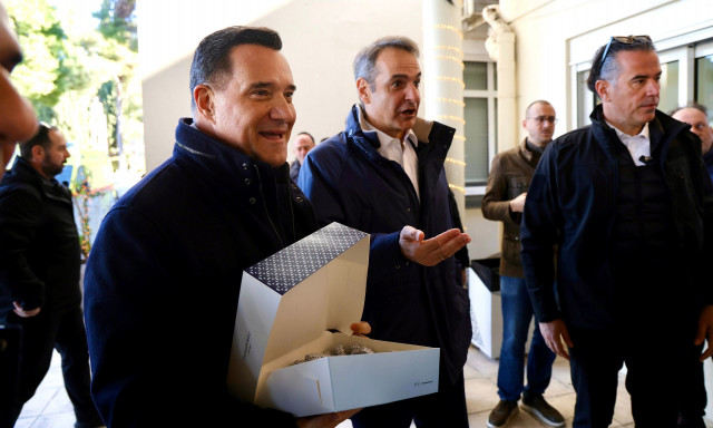 Επίσκεψη Μητσοτάκη στο «Γεννηματάς» – Ο Γεωργιάδης δίπλα του, μοίραζε γλυκά σε νοσηλευτές & ασθενείς