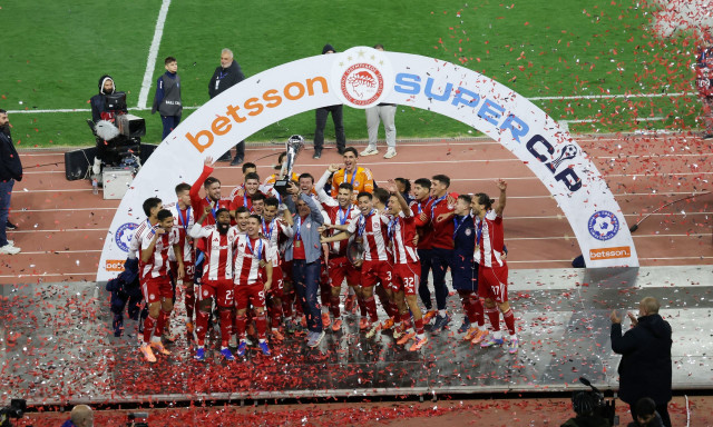 Super Cup: Η απονομή του τροπαίου στον Ολυμπιακό