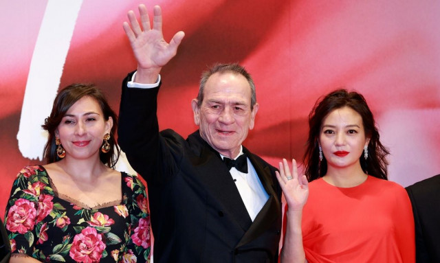 Τόμι Λι Τζόουνς: Σπάει τη σιωπή του μετά τον θάνατο της Βικτόρια - «Σεβαστείτε την ιδιωτικότητά μας»