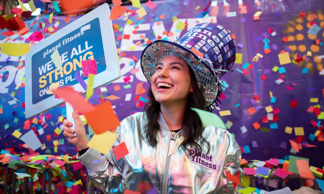 Χιλιάδες χαρτάκια με ευχές έπεσαν μαζί με κομφετί στην Times Square για το νέο έτος