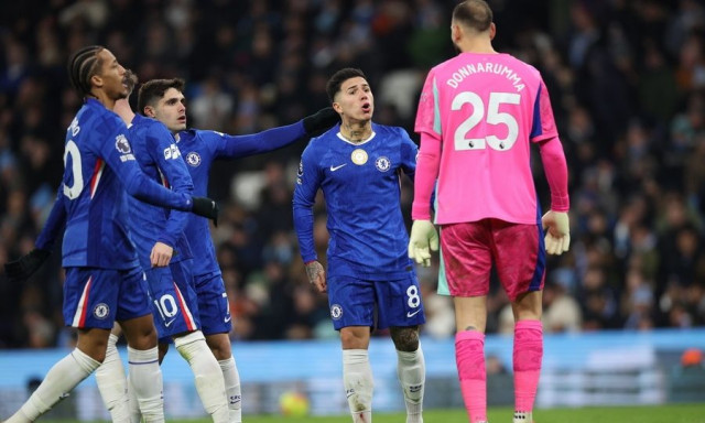 Premier League: Μάντσεστερ Σίτι και Λίβερπουλ έκαναν την Άρσεναλ να χαμογελά