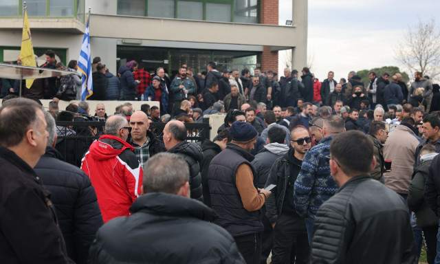 Μπλόκα αγροτών: Αποφάσισαν κλιμάκωση - «Η αστυνομία δεν θα επιτρέψει να κοπεί η Ελλάδα στα δύο»