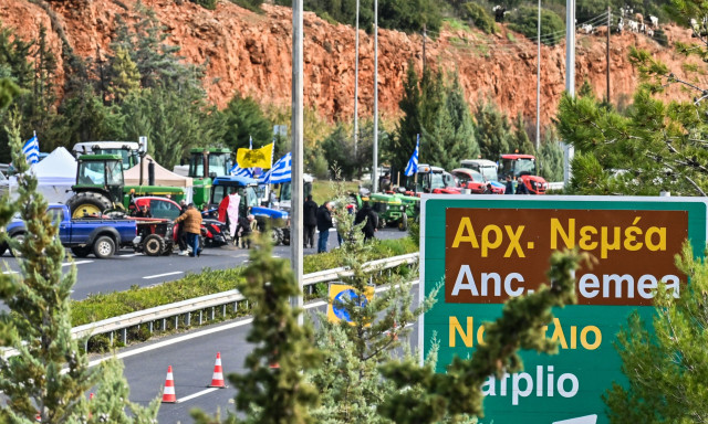 Αγροτικά μπλόκα: Ουρές ταλαιπωρίας στην εθνική Τριπόλεως - Κορίνθου, στο ύψος της Αρχαίας Νεμέας
