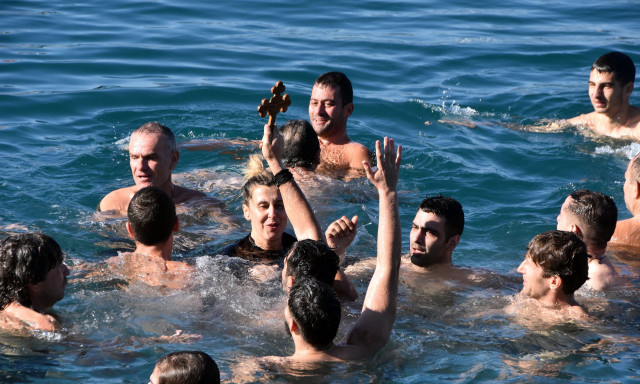 Θεοφάνια: Από τους «Αράπηδες» στα «Φωτοκόλυβα» - Αυτά είναι τα έθιμα σε όλη την Ελλάδα