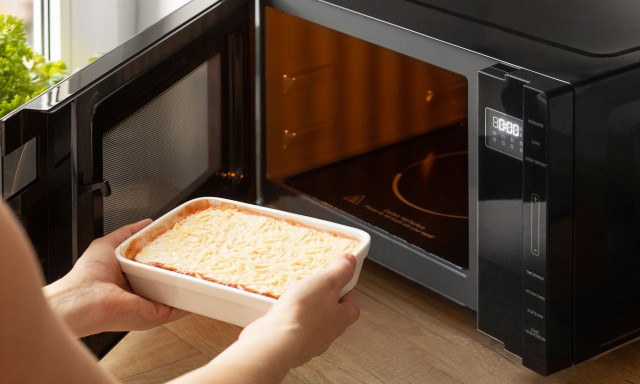 Ποια φαγητά δεν πρέπει να ξαναζεσταίνετε στο φούρνο μικροκυμάτων