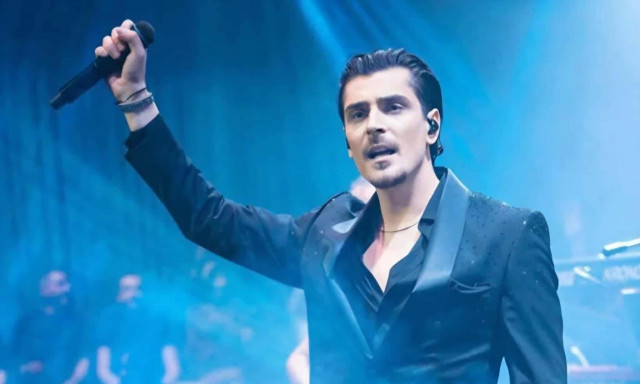 Εντυπωσιακό live medley με έξι τραγούδια από τον Λευτέρη Κρίκη!