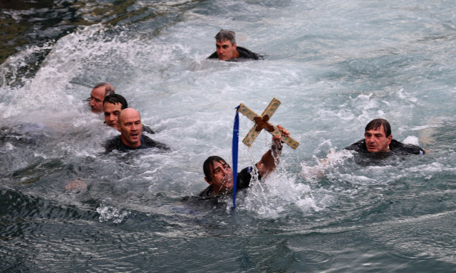 Θεοφάνια: Μεγαλοπρεπής ο εορτασμός του Αγιασμού των Υδάτων στον Πειραιά