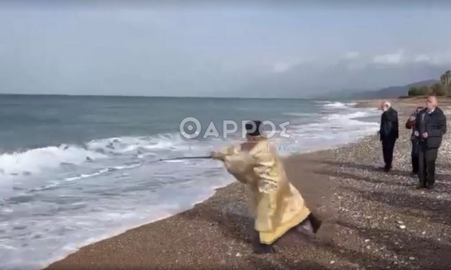 Θεοφάνια - Μεσσηνία: Ιερέας έριξε το σταυρό στη θάλασσα με καλάμι ψαρέματος