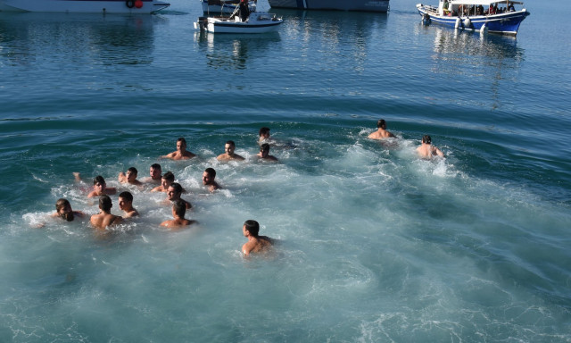 Θεοφάνια 2026: Απίστευτο σκηνικό στη Λεμεσό - Άνδρας βούτηξε, πήρε τον σταυρό και εξαφανίστηκε