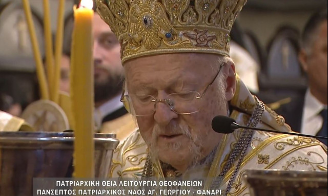 Θεοφάνια: LIVE η Πατριαρχική Θεία Λειτουργία και η Ρίψη του Τιμίου Σταυρού στον Κεράτιο Κόλπο