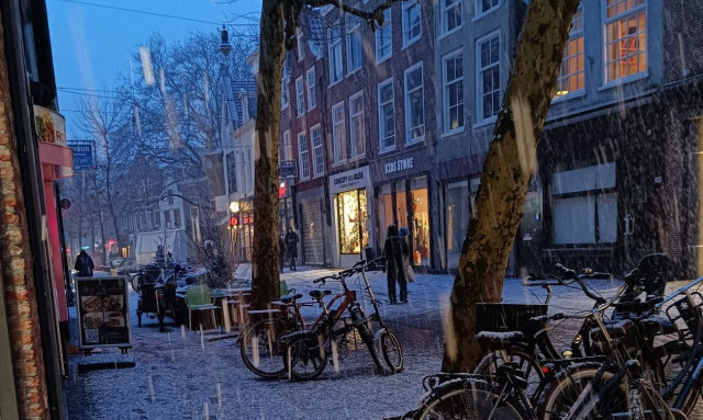 Ολλανδία: Παρέλυσαν οι συγκοινωνίες από τον χιονιά – Ακυρώθηκαν πτήσεις και δρομολόγια τρένων