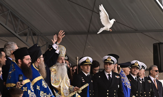 Θεοφάνια: LIVE η Αρχιεπισκοπική Θεία Λειτουργία από τον Πειραιά και η Κατάδυση του Τιμίου Σταυρού