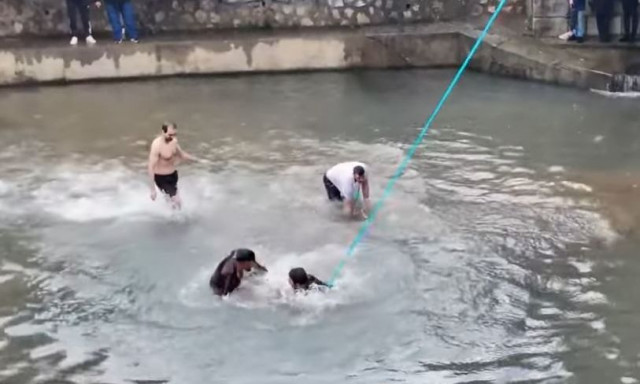 Θεοφάνια: Ένταση κατά τη ρίψη του σταυρού στα Τρίκαλα - «Όχι έτσι παιδιά», φώναζε ο Μητροπολίτης