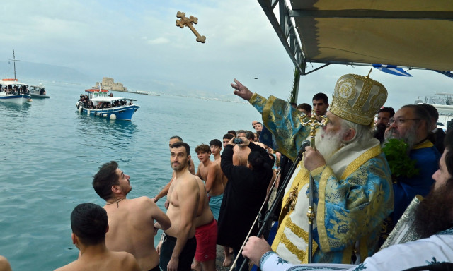 Θεοφάνια: Με λαμπρότητα εορτάστηκε ο αγιασμός των υδάτων σε όλη τη χώρα