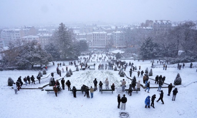 Εντυπωσιακές εικόνες από το χιονισμένο Παρίσι - Σε πίστα σκι μετατράπηκε η Μονμάρτη