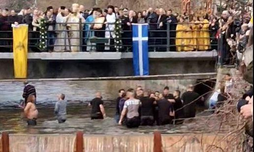 Πρωτοφανής συμπλοκή στη Φλώρινα για τα Θεοφάνια: «Μέχρι να πάτε πίσω δεν θα ρίξω τον σταυρό»