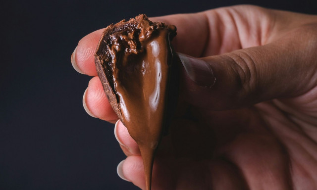 Το συστατικό του κακάο που «φρενάρει» τη γήρανση και χαρίζει πιο «νεανικό» σώμα