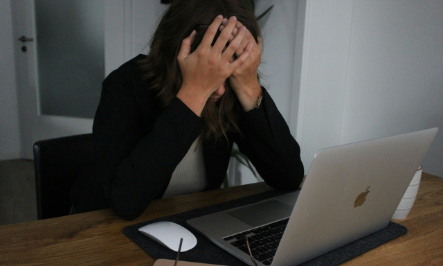 Απολύθηκες από τη δουλειά σου; Τα 4 βήματα που προτείνουν οι ειδικοί για να… γυρίσεις το παιχνίδι