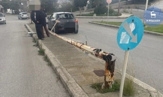 Έπεσε κολώνα φωτισμού στη Ρόδο - Χτύπησε εν κινήσει αυτοκίνητο