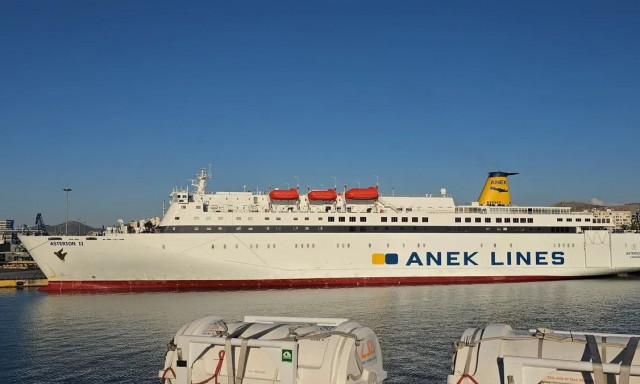 Περιπέτεια για τους επιβάτες του «ΑΣΤΕΡΙΩΝ ΙΙ» στο Ηράκλειο - Μηχανική βλάβη στην κύρια μηχανή