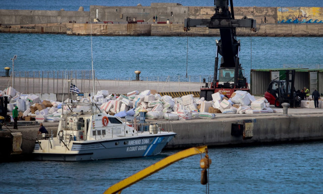 Ατύχημα στο λιμάνι του Ηρακλείου: Ταμπέλα έπεσε στο κεφάλι 48χρονης - Μεταφέρθηκε στο νοσοκομείο