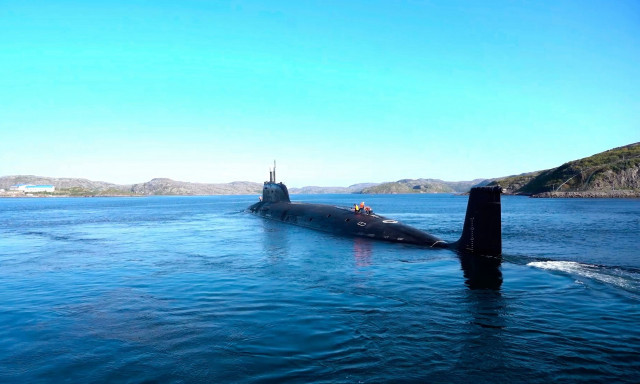 WSJ: Η Ρωσία στέλνει υποβρύχιο να συνοδεύσει άδειο τάνκερ που προσπάθησαν να κατασχέσουν οι ΗΠΑ