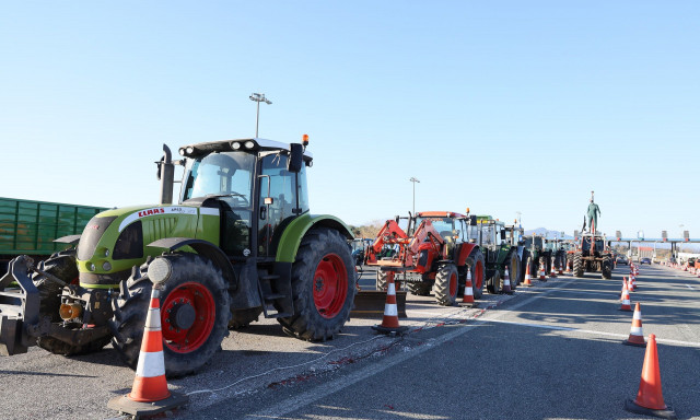 Αγρότες: 48ωρο «μπλακ άουτ» στην Ιόνια Οδό αποφάσισαν στο μπλόκο Αγγελόκαστρου στην Αιτωλοακαρνανία