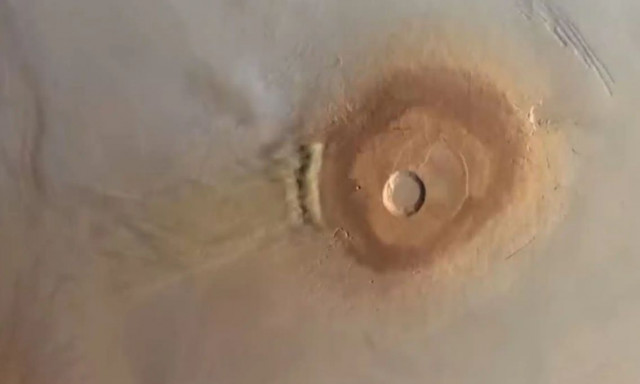 Σπάνιες φωτογραφίες δείχνουν το φεγγάρι του Άρη, «Φόβο», να αιωρείται πάνω από τεράστια ηφαίστεια