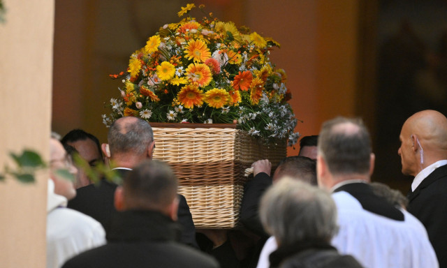 Σε κλίμα βαθιάς θλίψης η κηδεία της Μπριζίτ Μπαρντό - Δείτε βίντεο