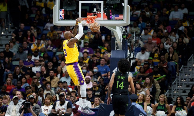 Το αδιανόητο alley oop κάρφωμα του ΛεΜπρόν Τζέιμς απέναντι στους Πέλικανς - Βίντεο