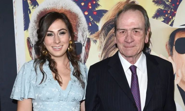 Τόμι Λι Τζόουνς: «Συντετριμμένος» από τον θάνατο της κόρης του - Η πρώτη εμφάνισή του